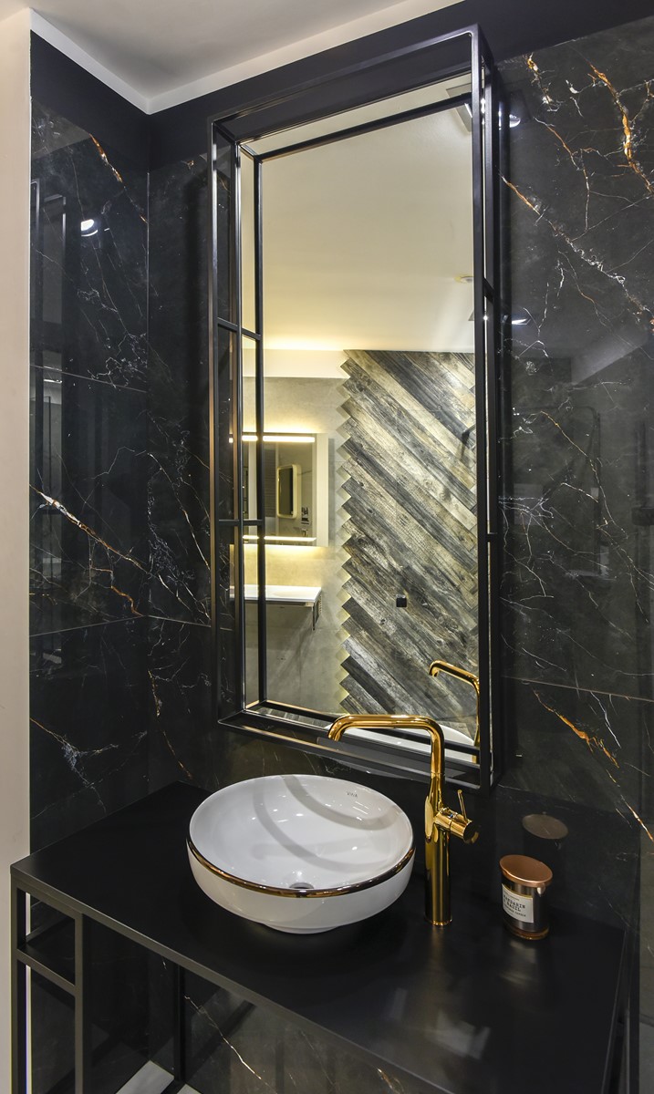 SHINESTONE BLACK